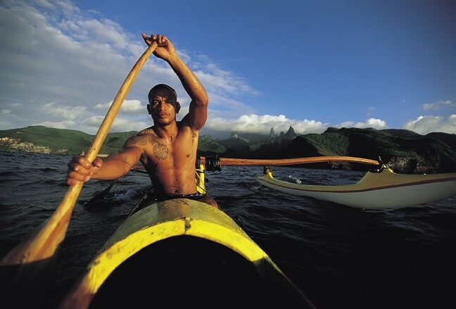 Et pourquoi pas aller faire du sport avec les habitants chez qui vous logez en Polynésie ?