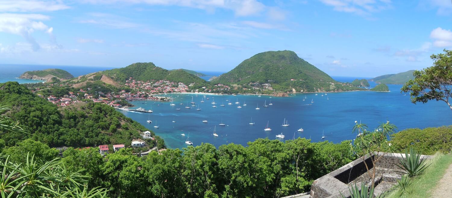 Guadeloupe Baie des Saintes depuis le Fort Napoléon des Saintes - Les îles françaises d'outre-mer : où et quand partir pour les vacances ?