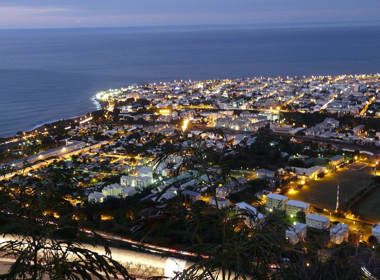 La Réunion Saint Denis au crépuscule - Les îles françaises d'outre-mer : où et quand partir pour les vacances ?