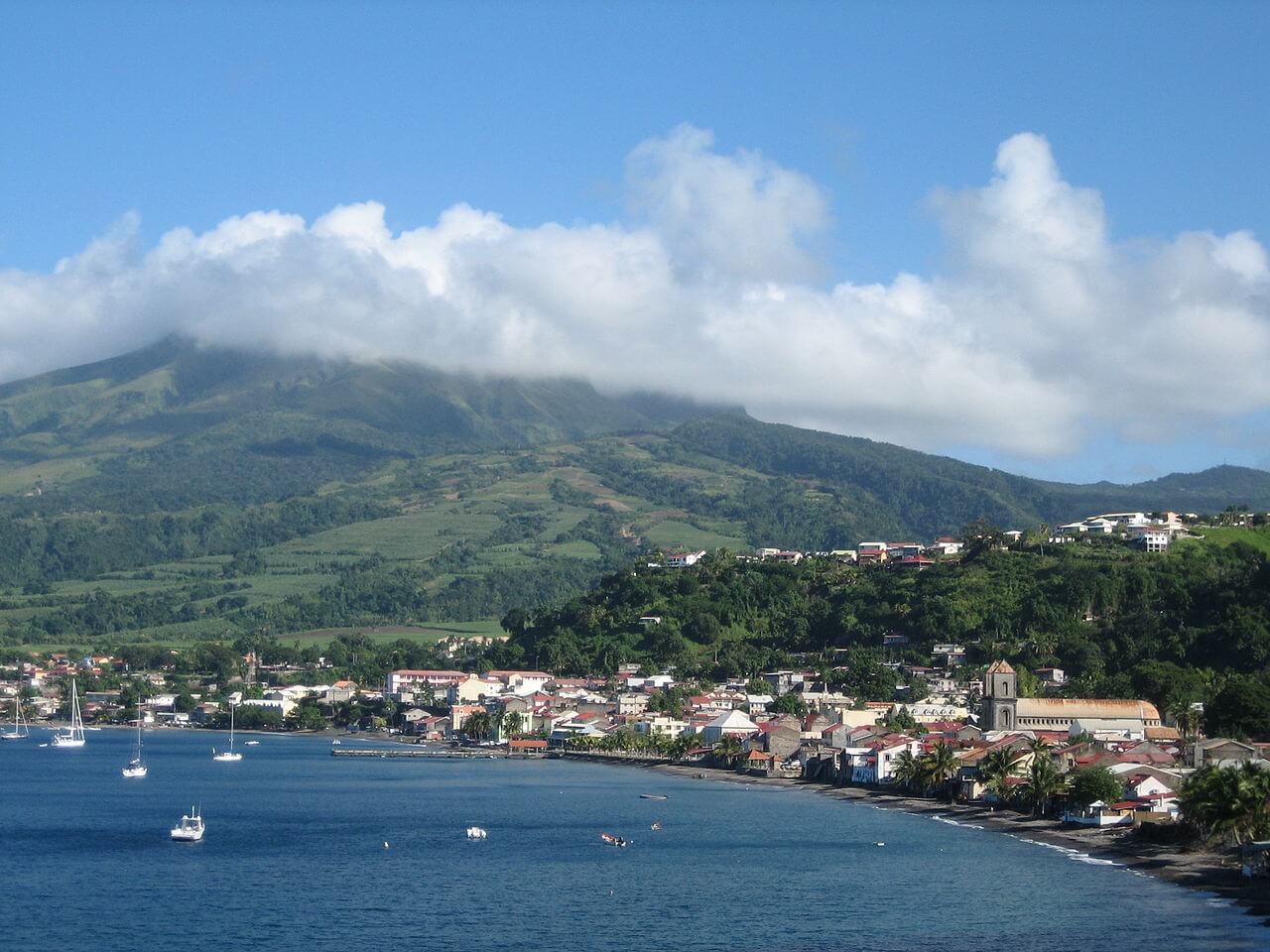 Martinique la montagne Pelée à Saint Pierre - Les îles françaises d'outre-mer : où et quand partir pour les vacances ?