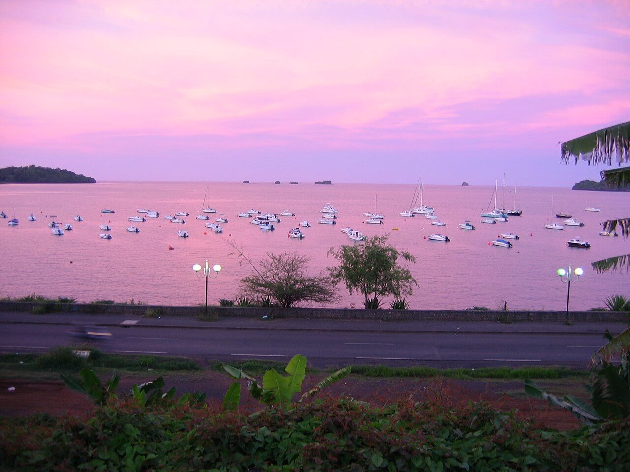 Mayotte coucher de soleil à Mamoudzou - Les îles françaises d'outre-mer : où et quand partir pour les vacances ?
