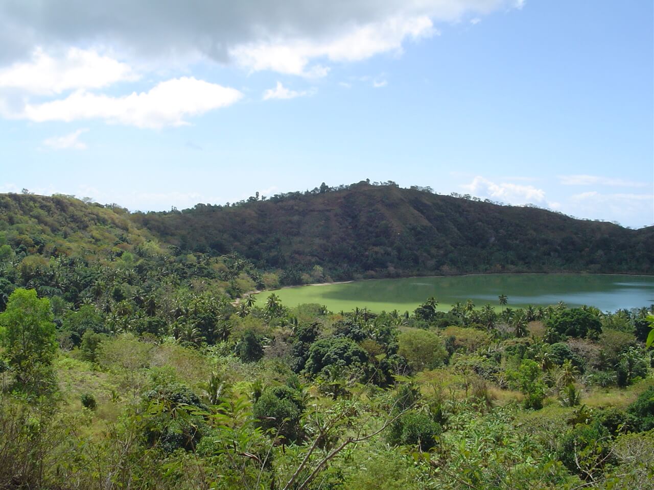 Mayotte lac de cratère de Dziani Dzaha - Les îles françaises d'outre-mer : où et quand partir pour les vacances ?