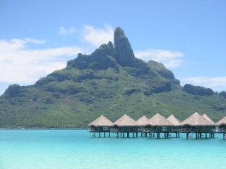 Polynésie française Mont Otemanu à Bora Bora - Les îles françaises d'outre-mer : où et quand partir pour les vacances ?