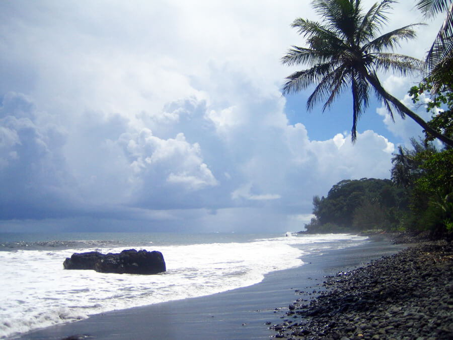 Polynésie française Plage de sable noir à Tahiti - Les îles françaises d'outre-mer : où et quand partir pour les vacances ?