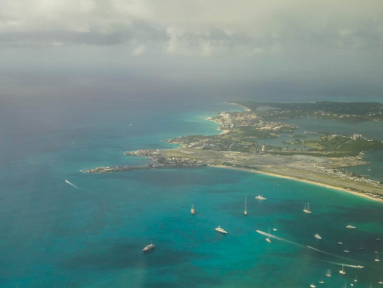 Saint Martin Vue du ciel - Les îles françaises d'outre-mer : où et quand partir pour les vacances ?