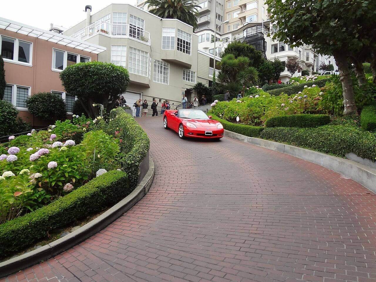 Lombard Street à San Francisco : voici pourquoi c'est LA rue préférée des touristes 4 Lombard street 9 - Lombard Street à San Francisco : voici pourquoi c'est LA rue préférée des touristes