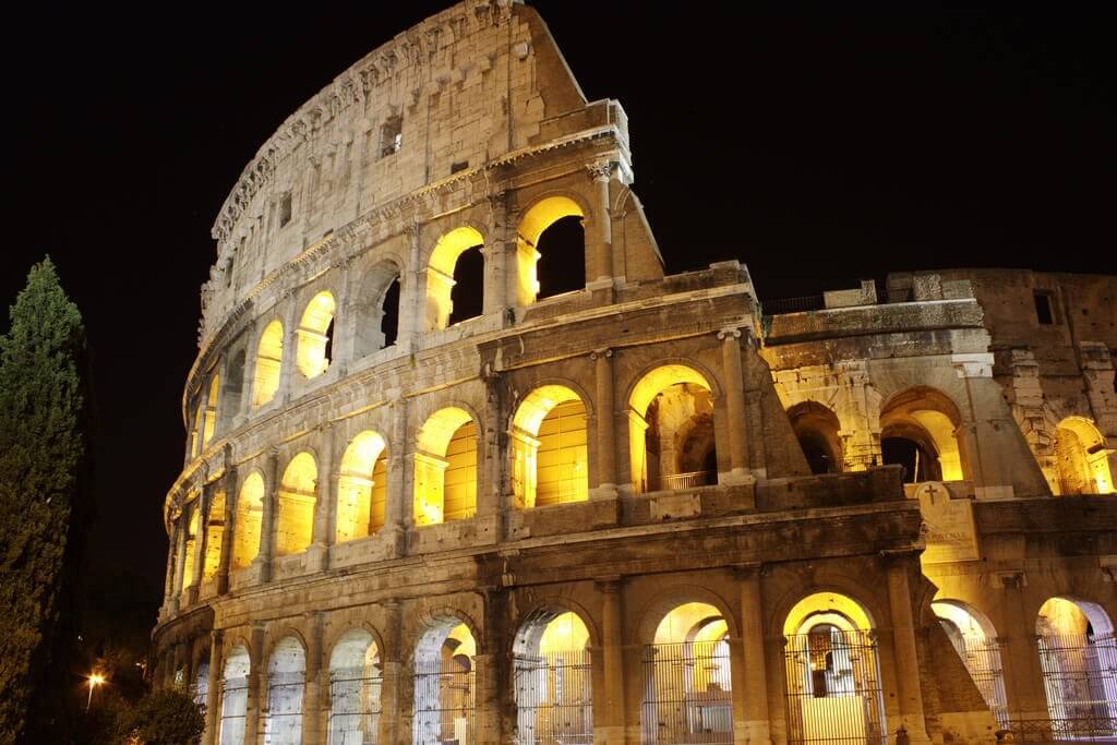 Nouvel an à Rome : guide complet pour fêter la nouvelle année ! 2 colisée de nuit