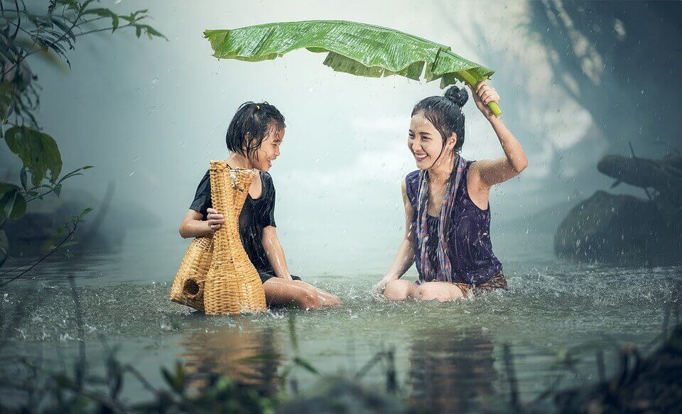 portrait femmes asiatiques sous la pluie mousson aux philippines