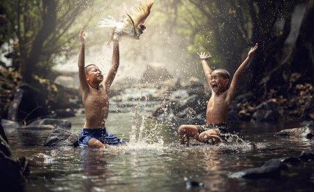 enfants joue eau saison des pluies en malaisie