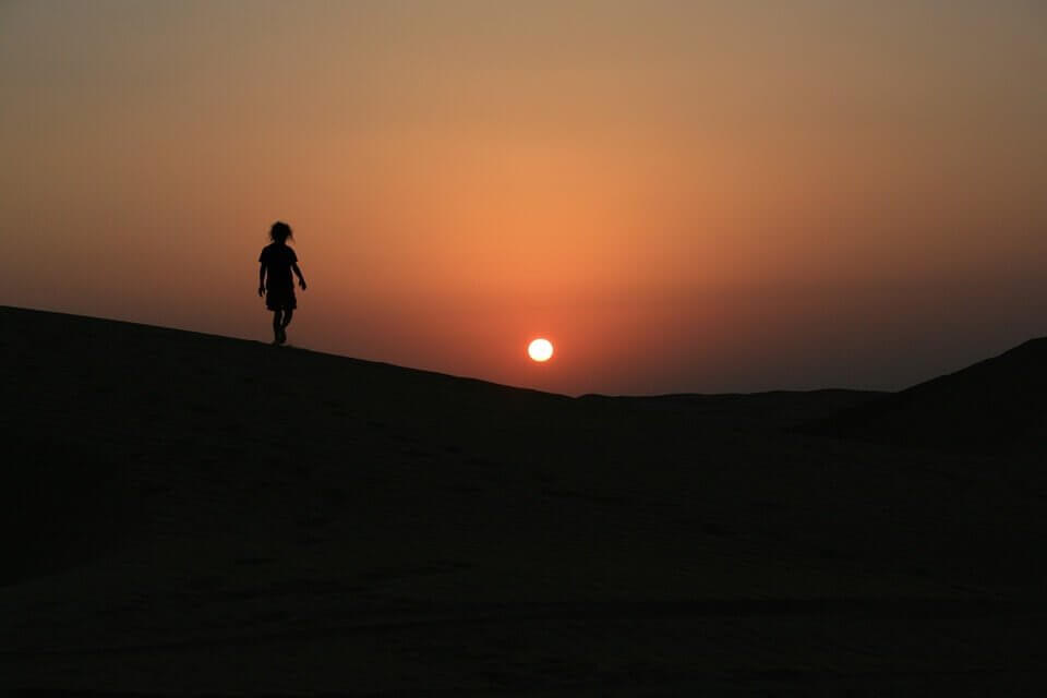 coucher de soleil desert voyager a oman en famille