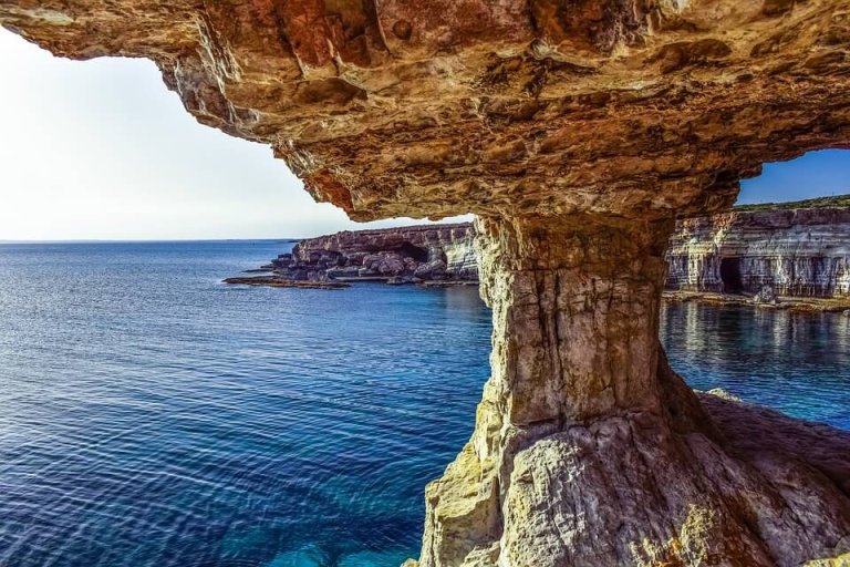 grotte de chypre bord de mer