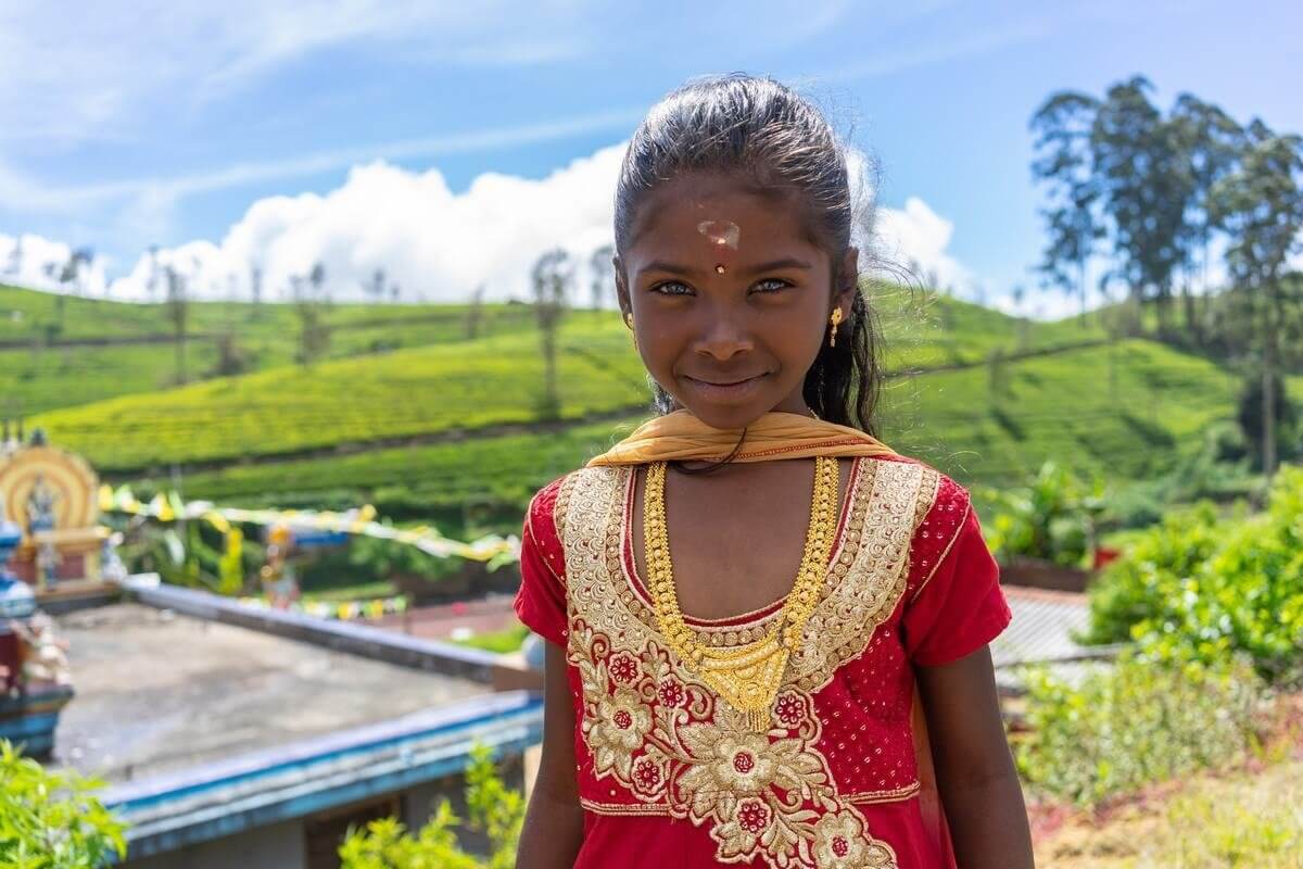 sri lanka jeune fille yeux bleus 