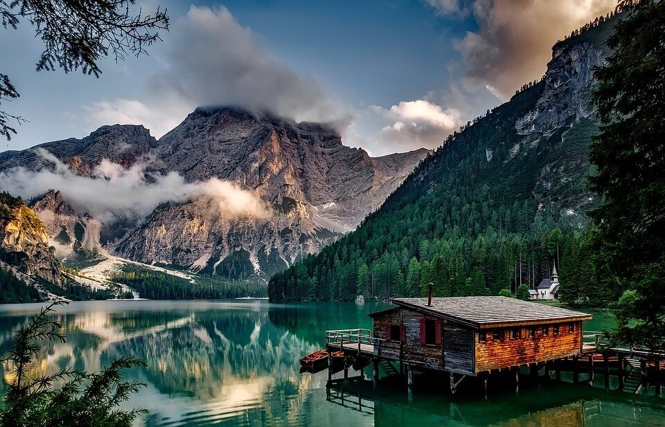 italie dolomites lac maison montagnes