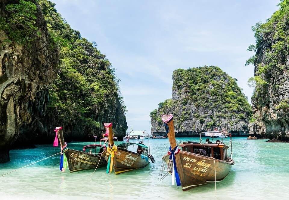 LE meilleur itinéraire pour voir l’essentiel de la Thaïlande en 2 semaines (plages, villes et campagne) 4 bateaux long tail boat thailande plage itinéraire 2 semaines en Thaïlande