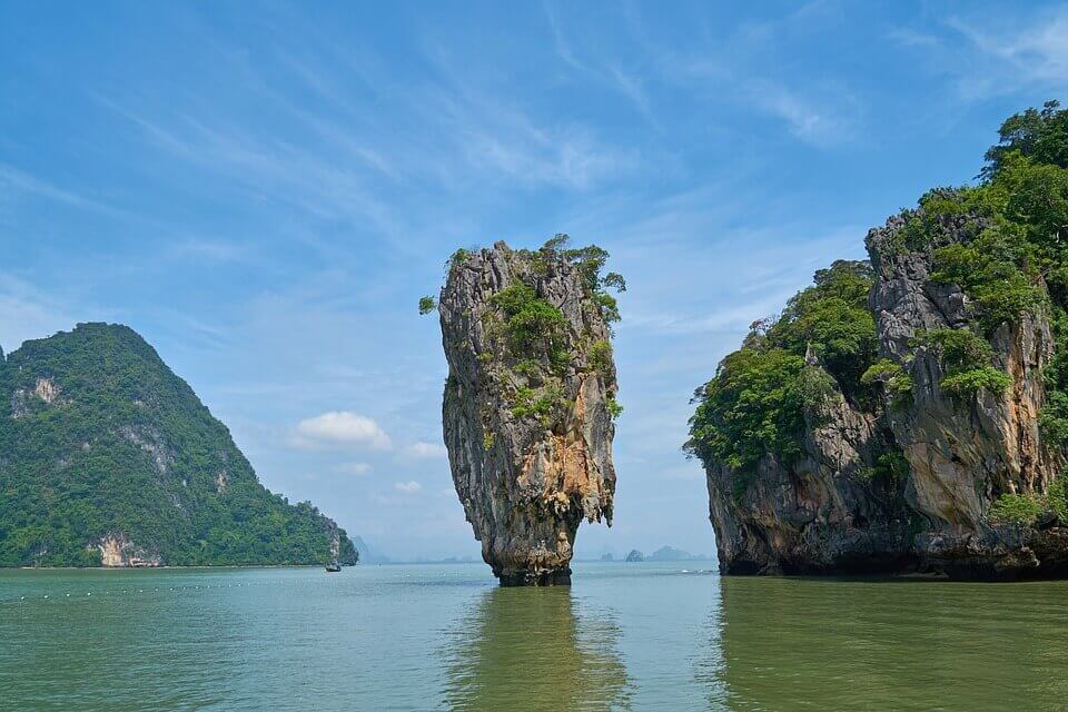 LE meilleur itinéraire pour voir l’essentiel de la Thaïlande en 2 semaines (plages, villes et campagne) 5 james bond island rocher dans l'eau itinéraire 2 semaines en Thaïlande