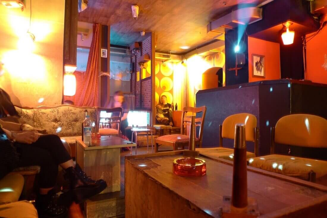 decoration plafond madame claude bar berlin insolite