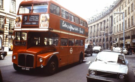 Le tour de la ville en bus à impériale est une des attractivités susceptibles de réjouir les enfants, venus à Londres en famille.