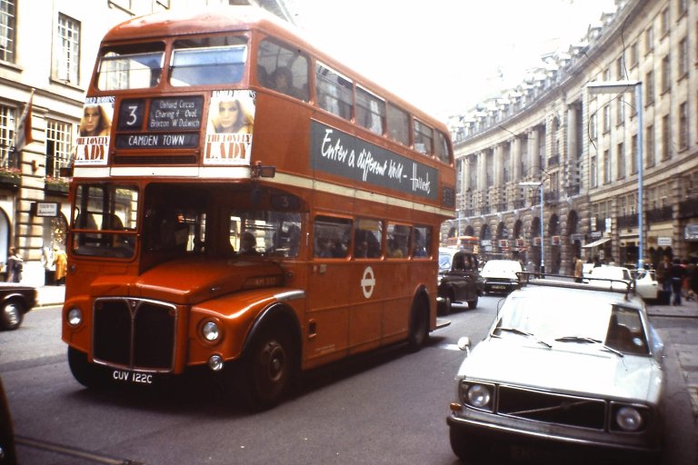 Le tour de la ville en bus à impériale est une des attractivités susceptibles de réjouir les enfants, venus à Londres en famille.