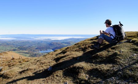 Rien de tel qu’un repos bien mérité et une vue imprenable sur le lac Chambon, après des heures de marche.