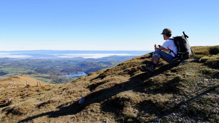 Rien de tel qu’un repos bien mérité et une vue imprenable sur le lac Chambon, après des heures de marche.