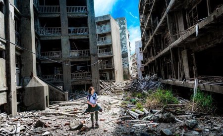 japonaise marche dans les ruines hashima île abandonnée au japon