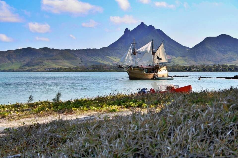 bateau pirate excursion île aux cerfs maurice - L'île aux Cerfs à Maurice : comment la visiter ? Notre guide complet !