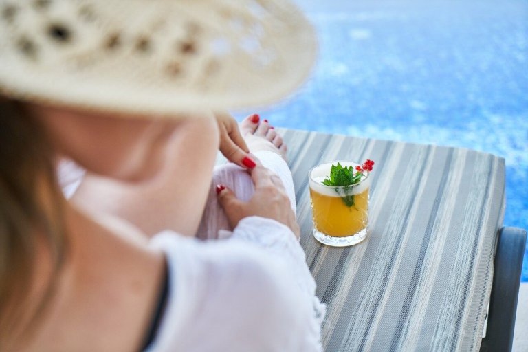 femme cocktail piscine detente vacances en resort au maroc