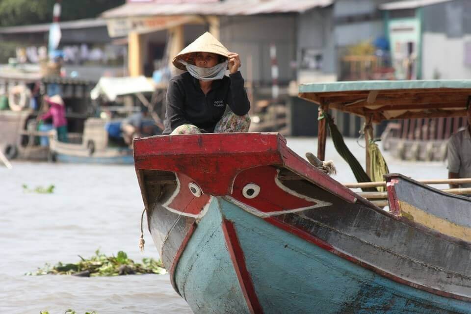 Remontée du Mékong en bateau du Vietnam au Cambodge : une croisière inoubliable, et facile à organiser (avec nos conseils) ! 6 femme barque mekong remontée du mékong en bateau