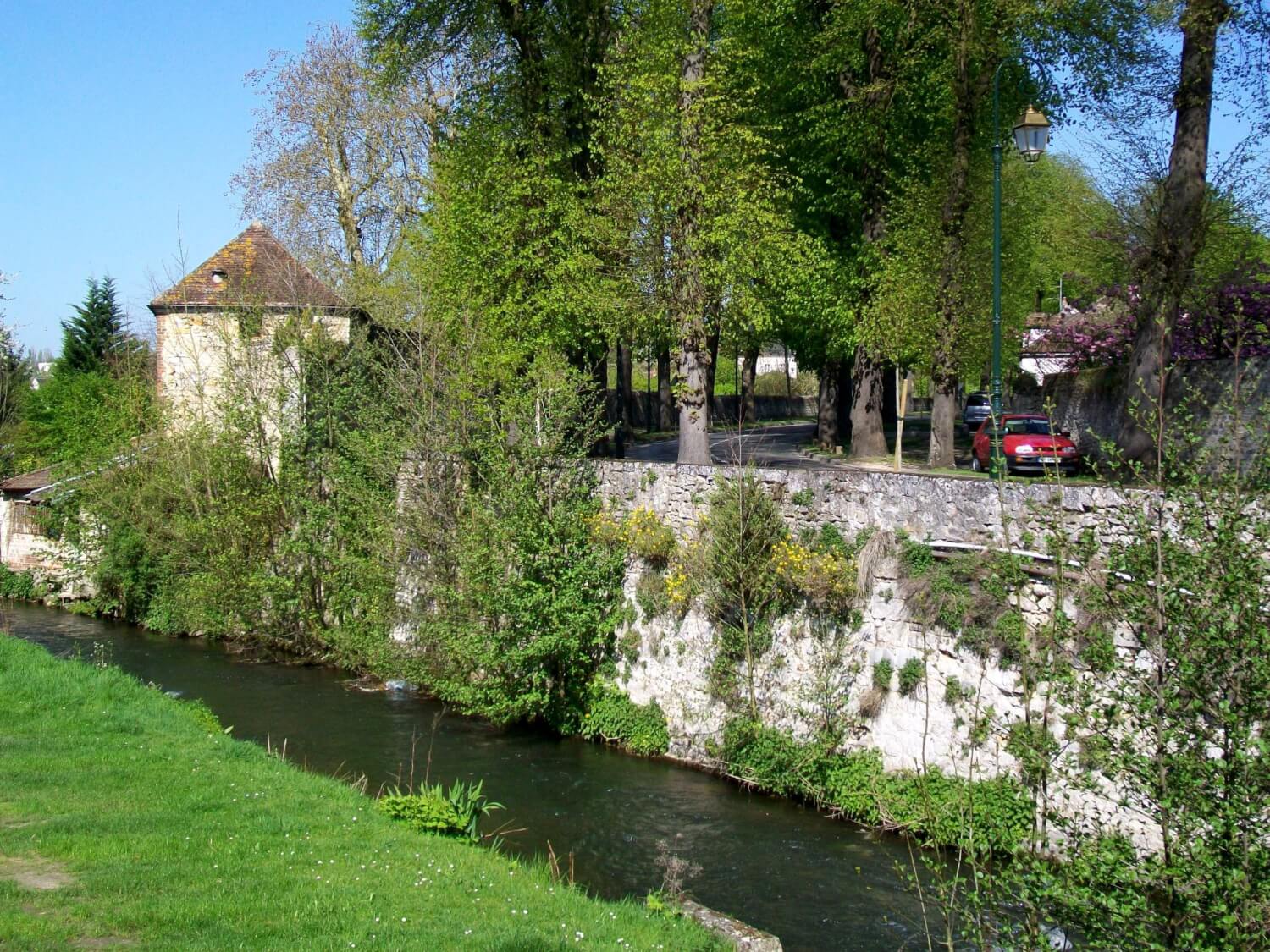 Idée destination week-end autour de Paris : une ville à 1h de Paris en voiture 8 Senlis 28Oise292C rempart des C394tages scaled - Idée destination week-end autour de Paris : une ville à 1h de Paris en voiture
