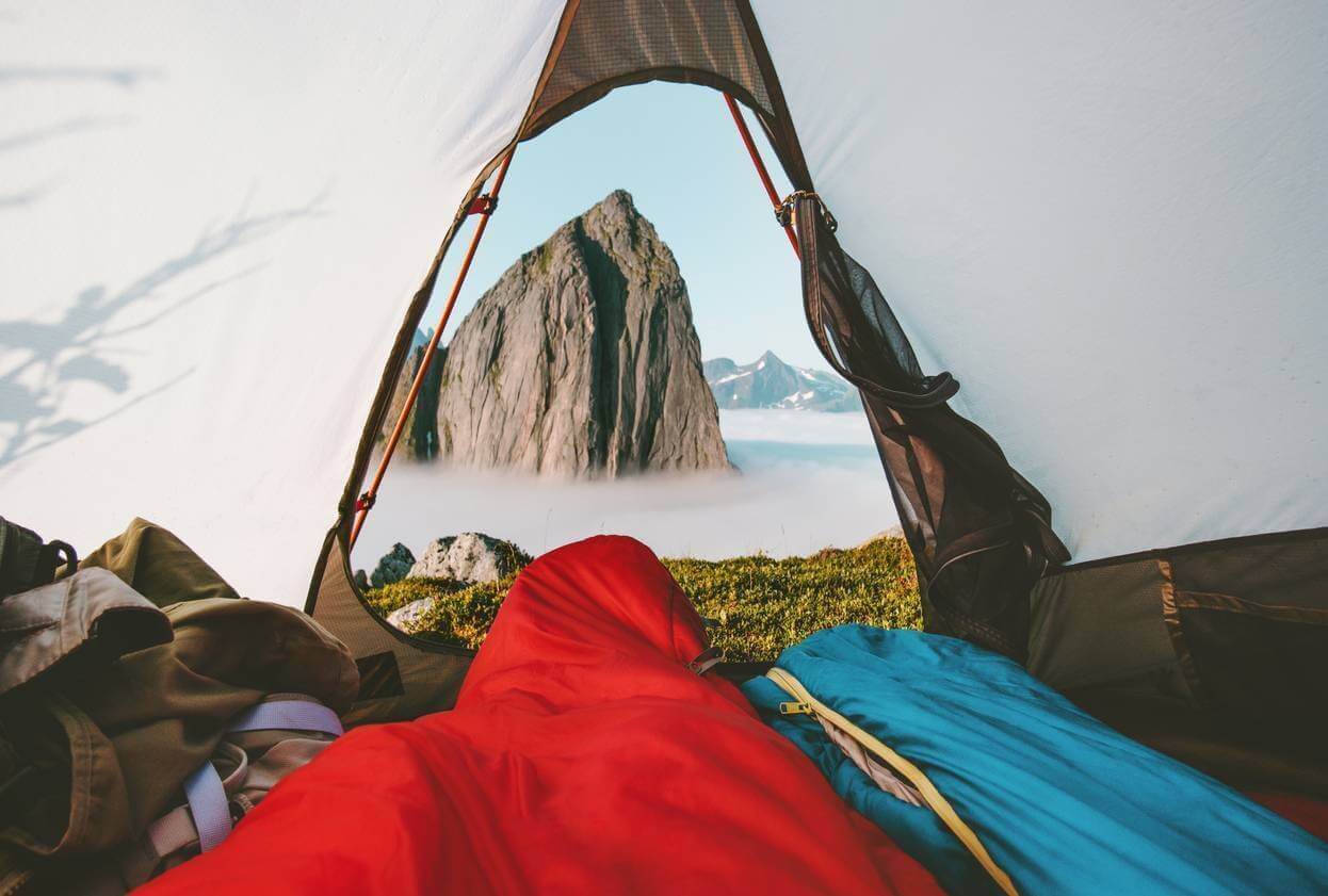 Passer la nuit à la belle étoile lors d'une randonnée : comment s'équiper pour passer une nuit magique ? 1 sac de couchage