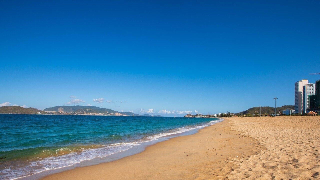 plage vietnam nha trang - Birmanie ou Vietnam ? Le comparatif : quelle destination choisir pour vos prochaines vacances ?