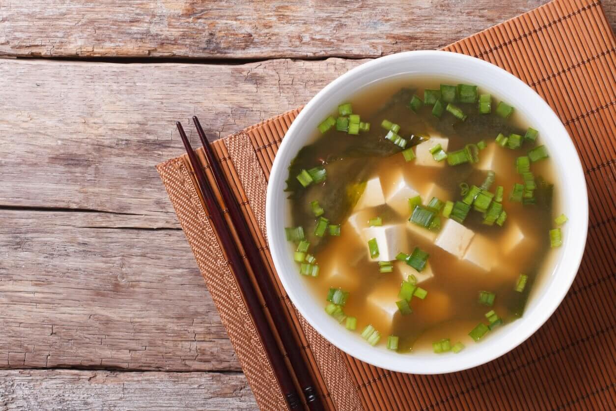soupe miso - On mange quoi au Japon ? Tout sur la nourriture japonaise