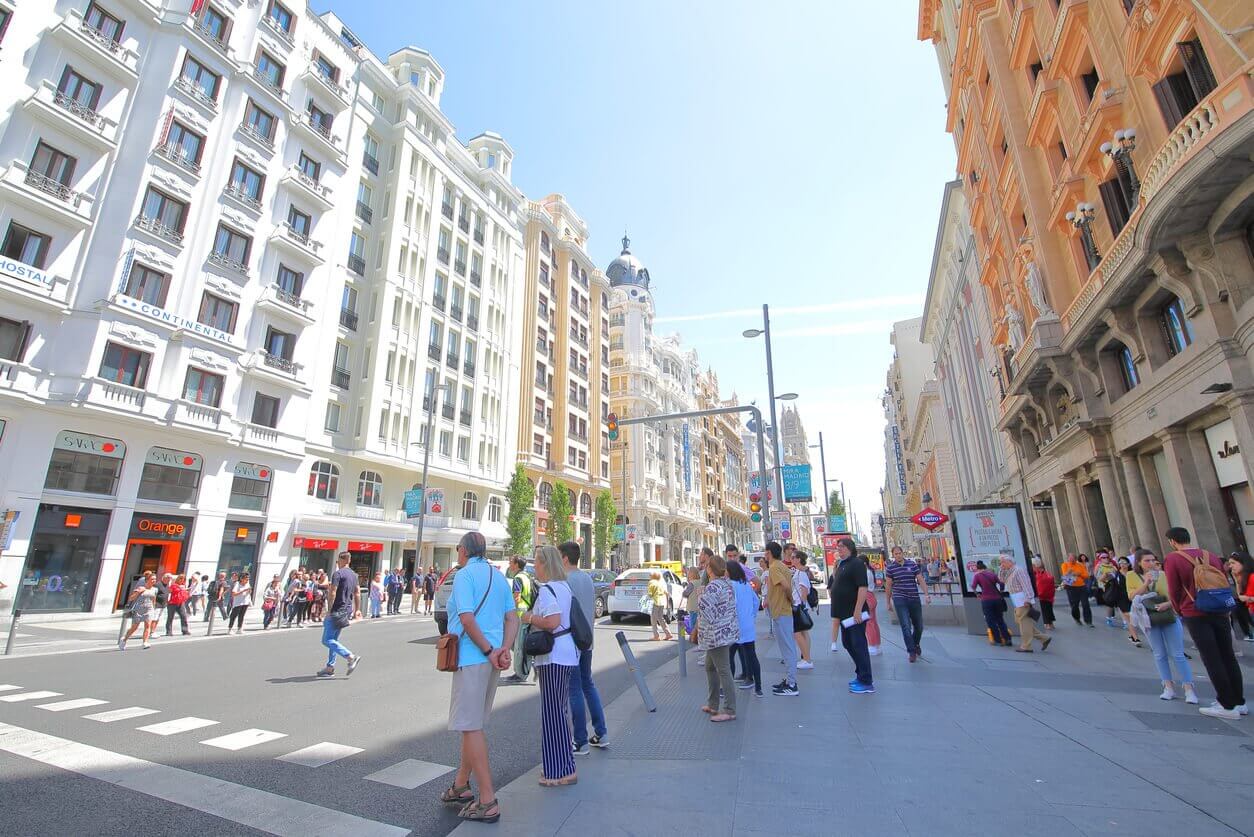 Que faire à Madrid ? Les 19 incontournables et lieux secrets à visiter à Madrid 9 Gran Via madrid - Que faire à Madrid ? Les 19 incontournables et lieux secrets à visiter à Madrid