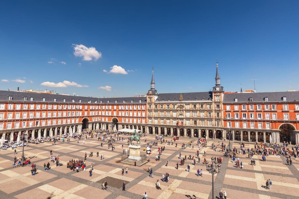 Que faire à Madrid ? Les 19 incontournables et lieux secrets à visiter à Madrid 4 Plaza Mayor madrid - Que faire à Madrid ? Les 19 incontournables et lieux secrets à visiter à Madrid