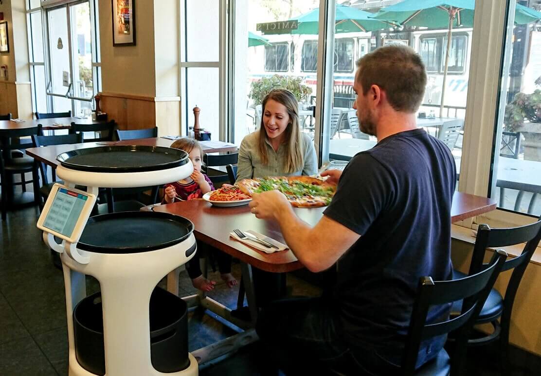 robot restaurant japon - 8 expériences inédites à vivre uniquement au Japon