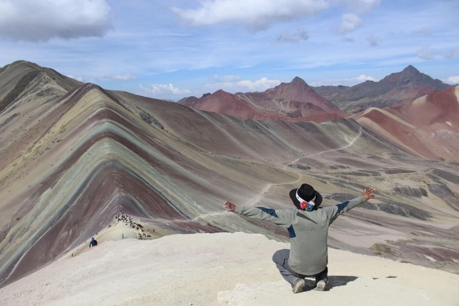 La magnifique montagne arc-en-ciel du Pérou : Comment organiser votre voyage pour découvrir Vinicunca ? 2 l ascension du vinicunca montagne arc en ciel 2 - La magnifique montagne arc-en-ciel du Pérou : Comment organiser votre voyage pour découvrir Vinicunca ?