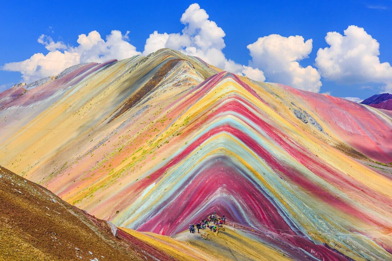 La magnifique montagne arc-en-ciel du Pérou : Comment organiser votre voyage pour découvrir Vinicunca ? 1 l ascension du vinicunca montagne arc en ciel - La magnifique montagne arc-en-ciel du Pérou : Comment organiser votre voyage pour découvrir Vinicunca ?
