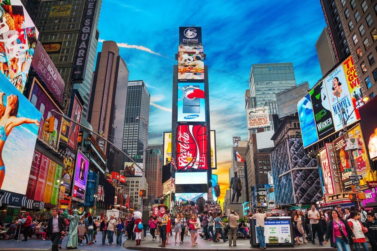 Times square à New York - Que faire à New York ? Les 14 incontournables et 7 endroits secrets