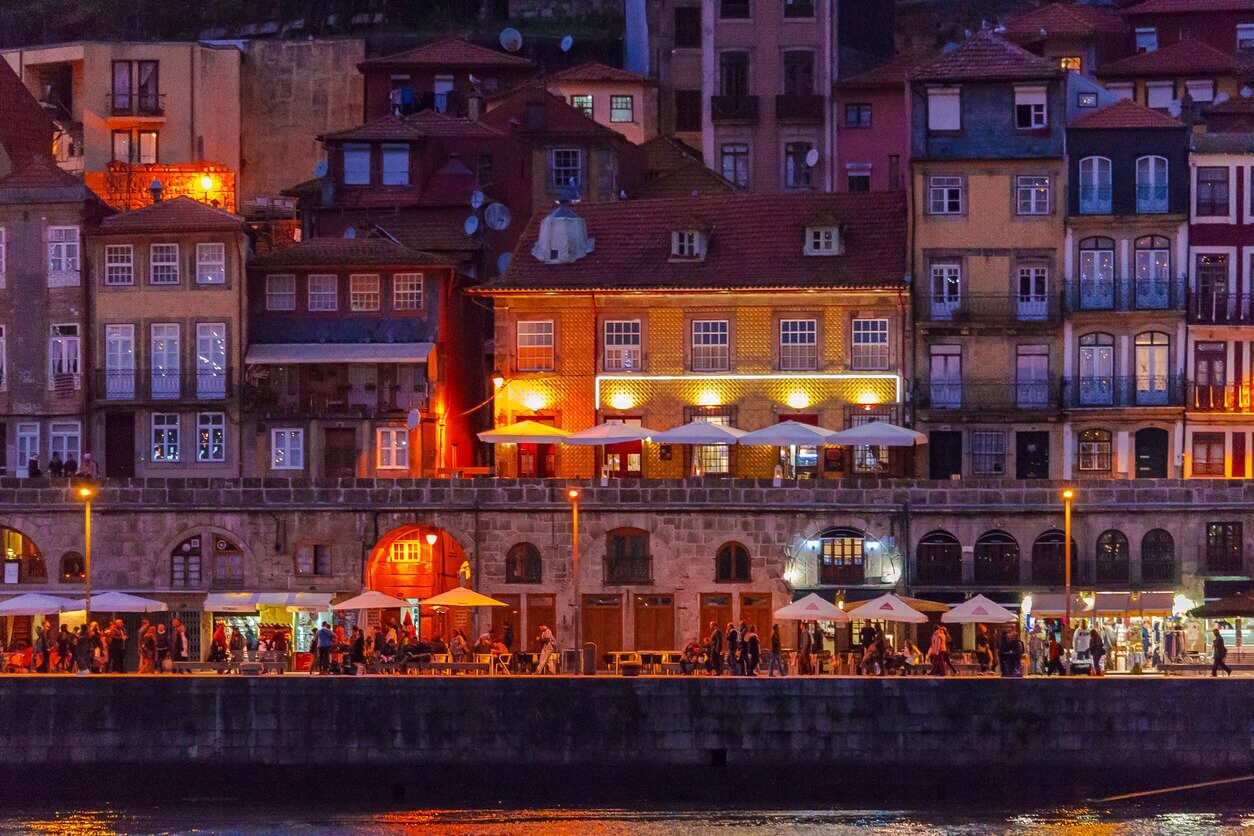 porto nuit - Que faire à Porto ? 13 incontournables et 5 inédits à découvrir (absolument !)