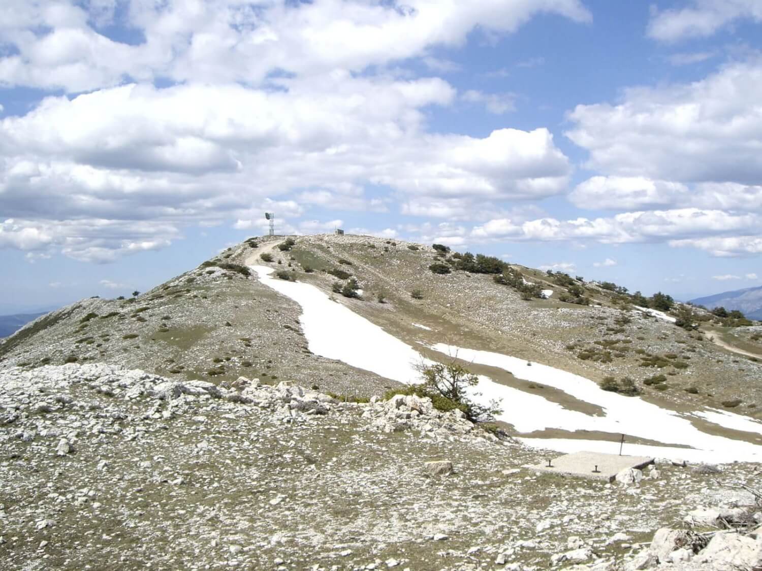 1920px Montagne de lachens 283129 - Que faire et que visiter dans le Var ? Notre TOP 11 des meilleures visites