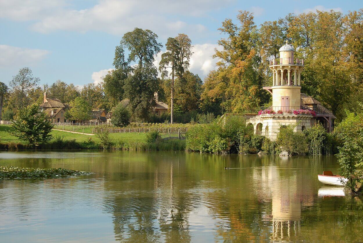 versailles Hameau de la Reine Versailles - Où partir pour un week-end bien-être et spa en France ?