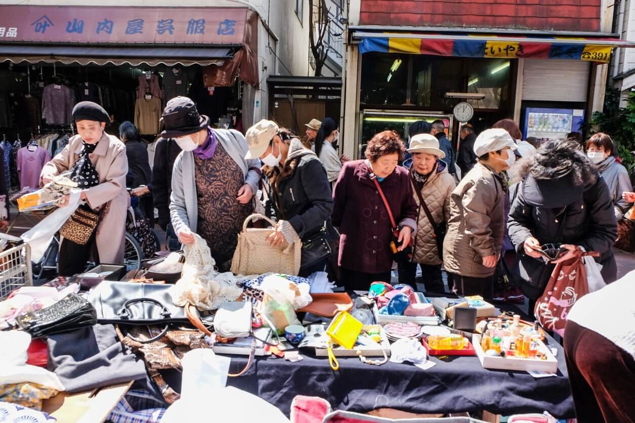 1. Trouver vos souvenirs de voyage au marché aux puces du Sugamo - Que faire à Tokyo ? 21 activités et lieux à voir pour découvrir la capitale du Japon !