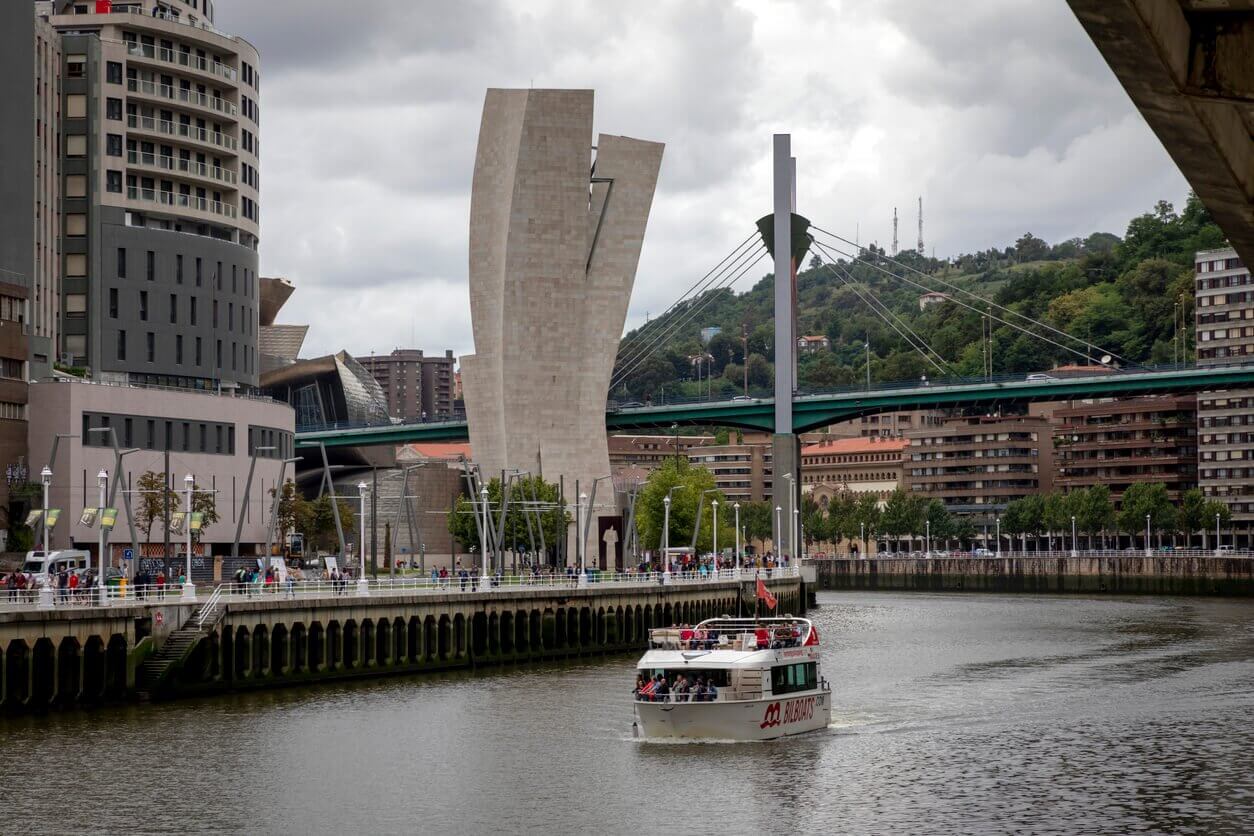 11 Voguer sur le Nervion de Bilbao - Que faire à Bilbao en Espagne ? 15 lieux à visiter et activités, incontournables ou inédits