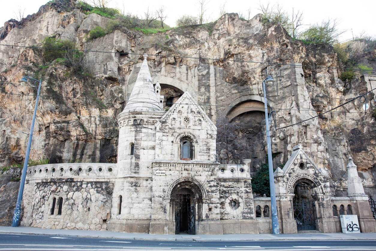 4 église de la grotte à Budapest - Que faire à Budapest ? 15 incontournables et lieux secrets à voir à Budapest