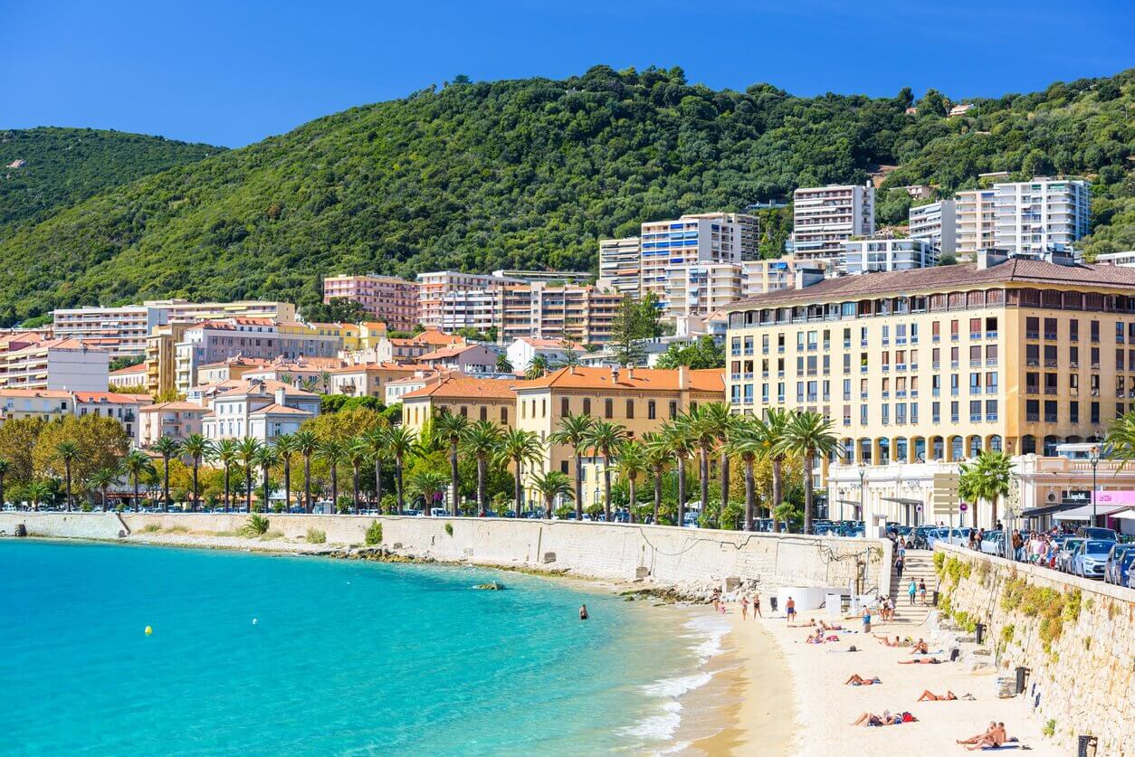 6. Profiter du soleil et de la mer sur les plages dAjaccio - Que faire à Ajaccio ? 16 activités et lieux à visiter, incontournables ou inédits !