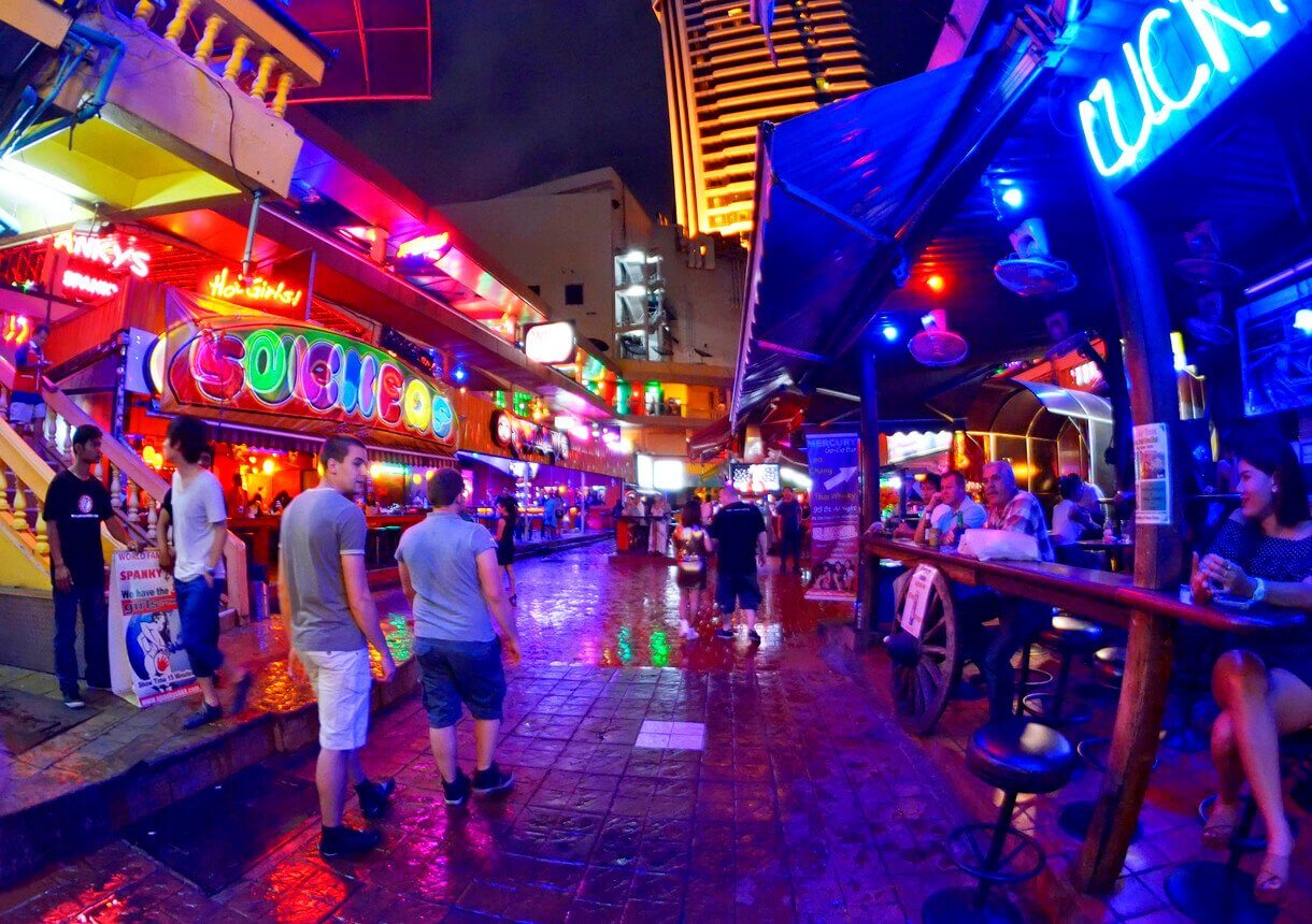 9 2 Nana Plaza - Que faire à Bangkok ? 17 lieux et activités pour découvrir ses différentes facettes