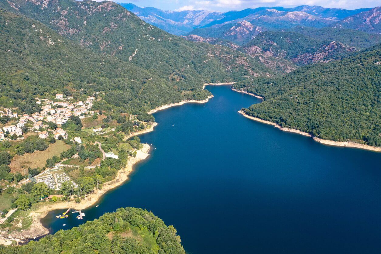 9. Se détendre au bord du lac de Tolla - Que faire à Ajaccio ? 16 activités et lieux à visiter, incontournables ou inédits !