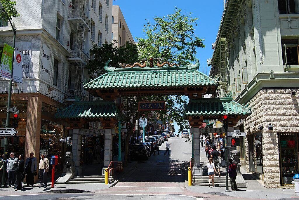 Chinatown Grant Ave a Bush St. vstupnC3AD brC3A1na do C48DC3ADnskC3A9 C48Dtvrti panoramio - Chinatown à San Francisco : Endroits secrets et incontournables + Conseils pour visiter ce quartier chinois