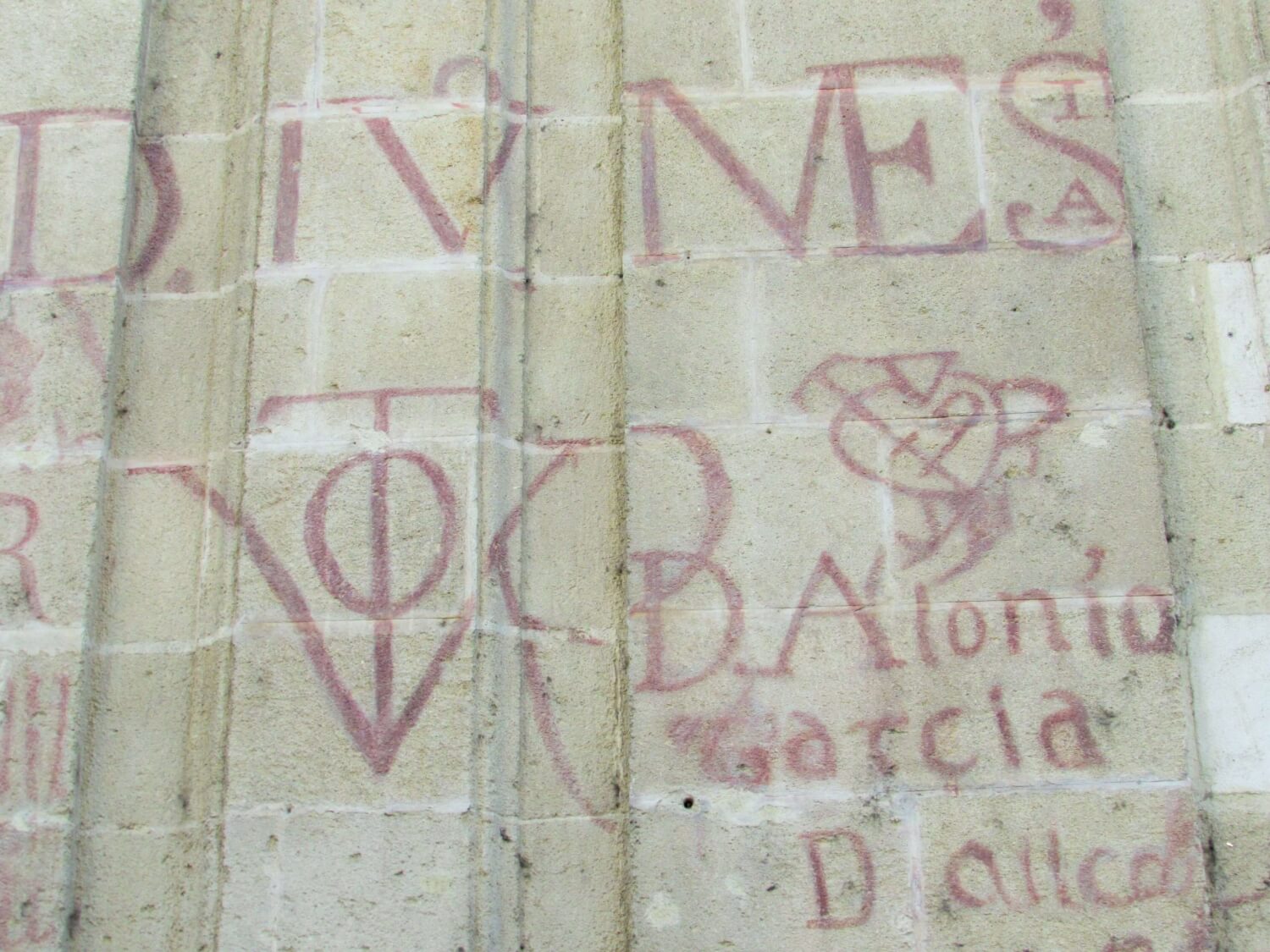 graffitis méconnus de la Cathédrale Seville scaled - Que faire et que voir à Séville ? 20 incontournables et coins secrets pour votre week-end dans la perle de l'Andalousie