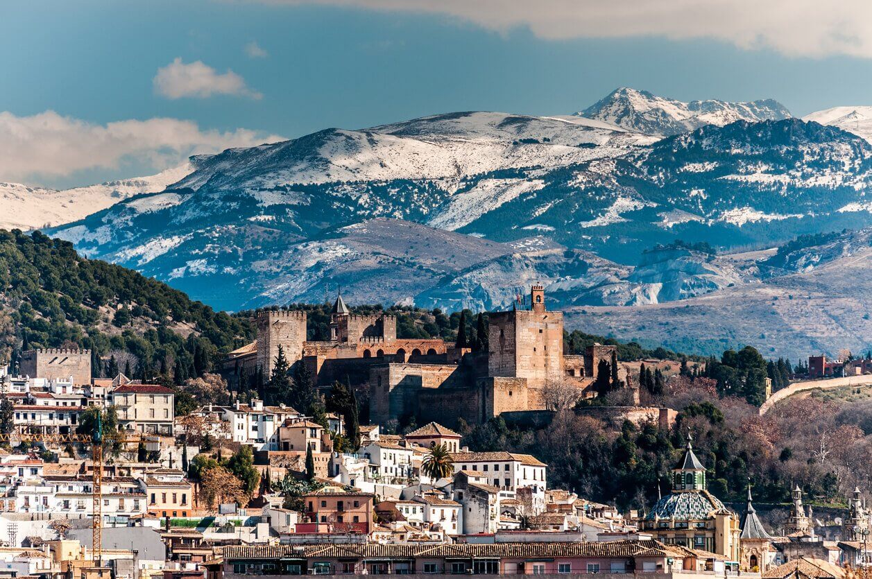 Alhambra en hiver - Où partir en voyage hors saison ? Les 16 meilleures destinations partout dans le monde